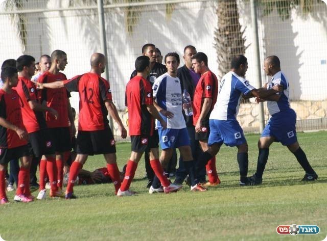 משחק מלוכלך של האורחים. מהומה אחרי עוד עבירה (צילום: מיכאל פישנזון)